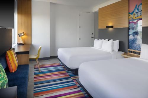 Deluxe, Larger Guest room, 2 Queen, City view