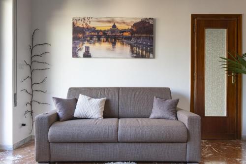 The Roma Flat- private parking & direct bus to Vatican City, Rome (photo 2)