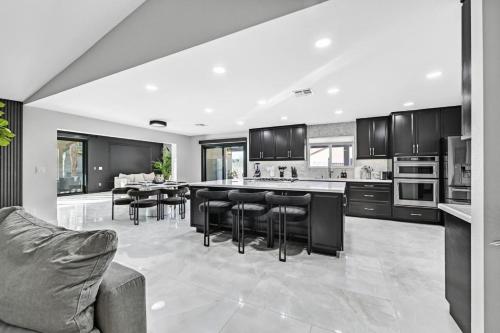 New Luxurious 6BR Villa Near LV Strip w Pool & Spa