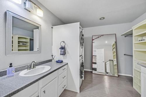 New Luxurious 6BR Villa Near LV Strip w Pool & Spa