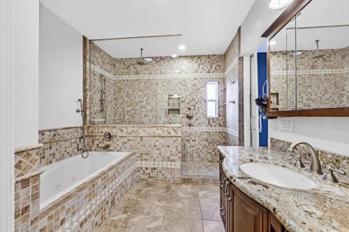 New Luxurious 6BR Villa Near LV Strip w Pool & Spa