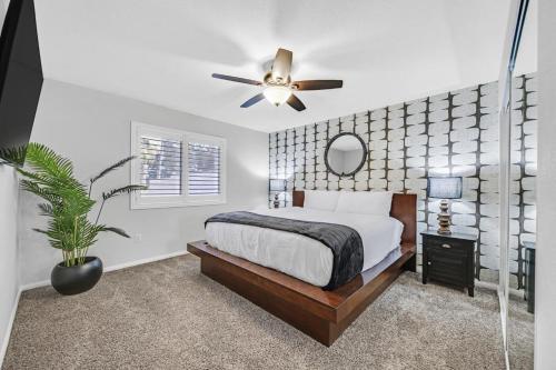 New Luxurious 6BR Villa Near LV Strip w Pool & Spa