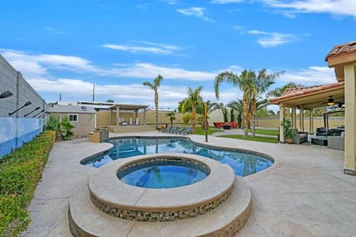 New Luxurious 6BR Villa Near LV Strip w Pool & Spa