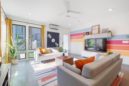 11 Beds 6 full Baths With Rooftop Deck