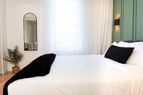 One-Bedroom Apartment room in #11 - Upscale Studio - Self Check in - Plateau - St-Denis - AC - TV