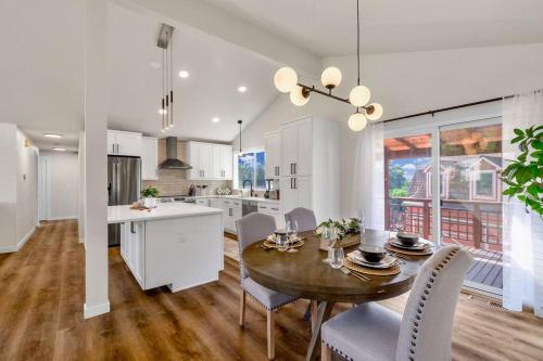 Tastefully Remodeled 4 Bedroom Home with Rainier View in 커클랜드 (WA)