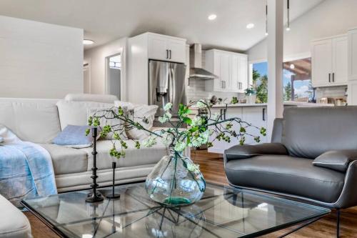 Tastefully Remodeled 4 Bedroom Home with Rainier View in 커클랜드 (WA)