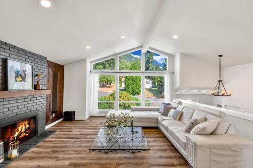 Tastefully Remodeled 4 Bedroom Home with Rainier View in 커클랜드 (WA)