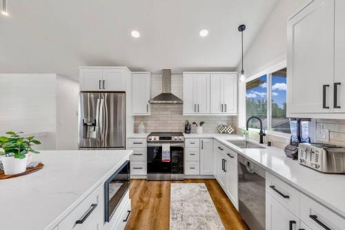 Tastefully Remodeled 4 Bedroom Home with Rainier View in 커클랜드 (WA)
