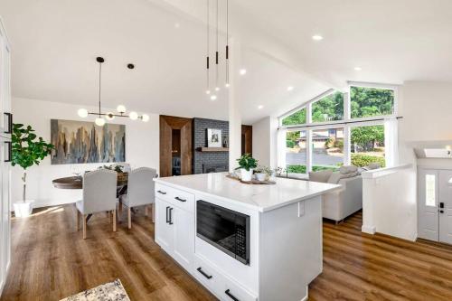 Tastefully Remodeled 4 Bedroom Home with Rainier View in 커클랜드 (WA)