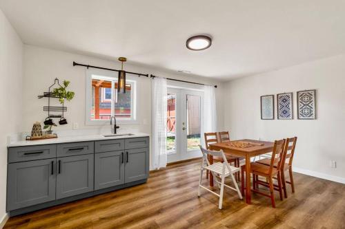 Tastefully Remodeled 4 Bedroom Home with Rainier View in 커클랜드 (WA)