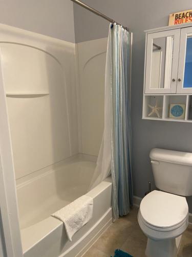 Lovely and Serene 1st Foor 2Bed 2Bath Condo 10 Miles to Beach