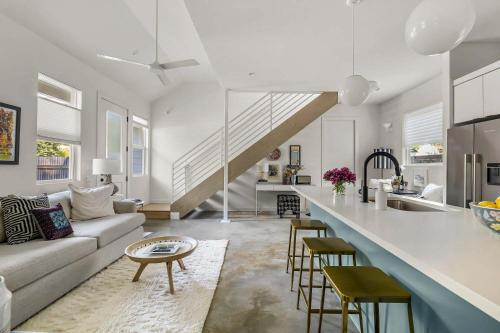 2BR Bungalow Near Lady Bird Lake & Rainey Street in Austin, USA