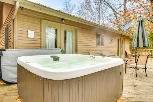 Serene Yellville Retreat w/ Hot Tub on 85 Acres in Kotera (AR)