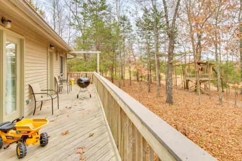 Serene Yellville Retreat w/ Hot Tub on 85 Acres in Kotera (AR)