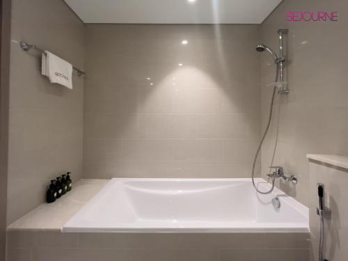 Brand New Luxurious 2BR ACT Towers Downtown, Dubaj (zdjęcie 10)