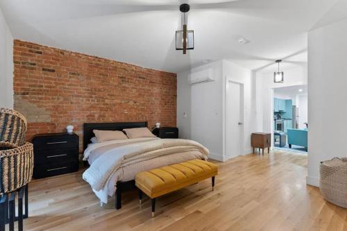 Chic 2BR Top Floor Retreat with Rooftop Near Subway near กรีกทาวน์ ออน เดอะ แดนฟอร์ธ