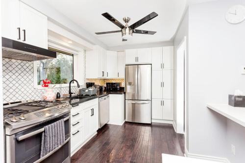 ห้องครัว, Cozy 3BR Home with Parking, Backyard and Near Transit near สวนสัตว์โตรอนโต