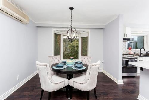 บริการและสิ่งอำนวยความสะดวก, Cozy 3BR Home with Parking, Backyard and Near Transit near สวนสัตว์โตรอนโต