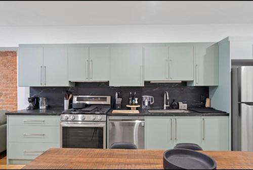 ห้องครัว, Chic 2BR Top Floor Retreat with Rooftop Near Subway near กรีกทาวน์ ออน เดอะ แดนฟอร์ธ