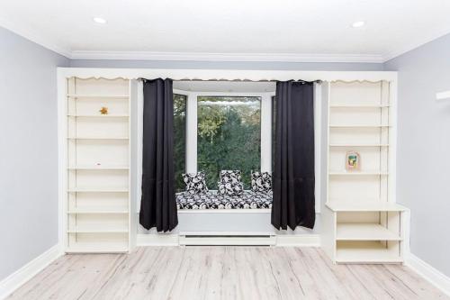 ทัศนียภาพ, Cozy 3BR Home with Parking, Backyard and Near Transit near สวนสัตว์โตรอนโต