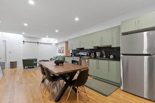 บริการและสิ่งอำนวยความสะดวก, Chic 2BR Top Floor Retreat with Rooftop Near Subway near กรีกทาวน์ ออน เดอะ แดนฟอร์ธ