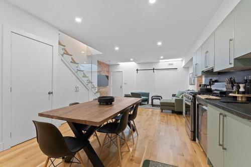 บริการและสิ่งอำนวยความสะดวก, Chic 2BR Top Floor Retreat with Rooftop Near Subway near กรีกทาวน์ ออน เดอะ แดนฟอร์ธ