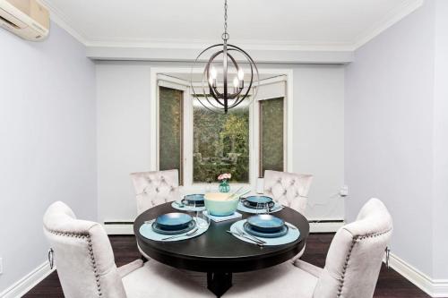 บริการและสิ่งอำนวยความสะดวก, Cozy 3BR Home with Parking, Backyard and Near Transit near สวนสัตว์โตรอนโต