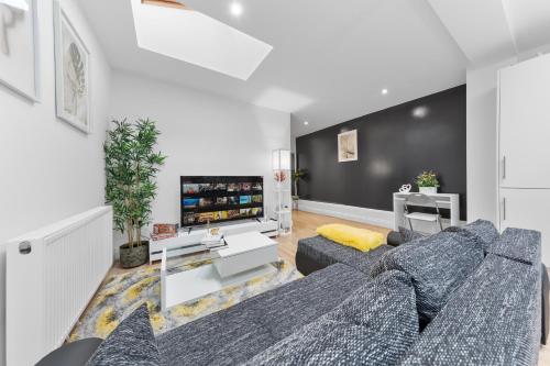Stunning 2-Bed London House with Garden & Parking- 15 Mins to Central London-Sleeps 6-Save 20 Percent Weekly!, London
