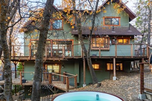 Legacy Hideaway by AvantStay Deck Hot Tub in Lake Arrowhead, USA