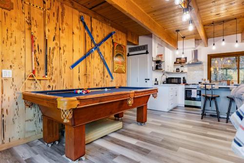 Legacy Hideaway by AvantStay Deck Hot Tub in Lake Arrowhead, USA