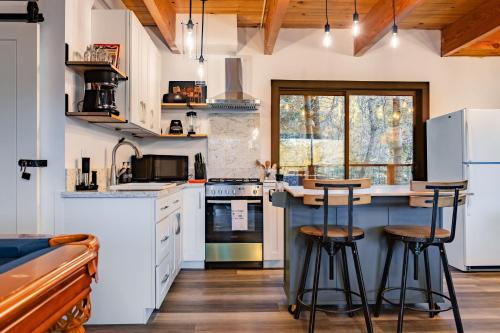 Legacy Hideaway by AvantStay Deck Hot Tub in Lake Arrowhead, USA