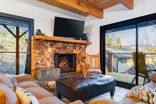 Legacy Hideaway by AvantStay Deck Hot Tub in Lake Arrowhead, USA