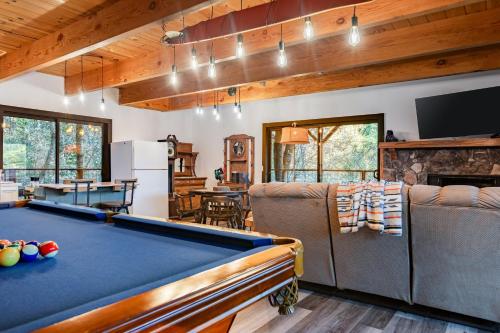Legacy Hideaway by AvantStay Deck Hot Tub in Lake Arrowhead, USA