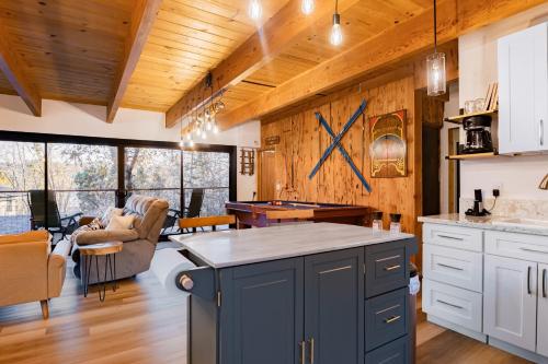 Legacy Hideaway by AvantStay Deck Hot Tub in Lake Arrowhead, USA