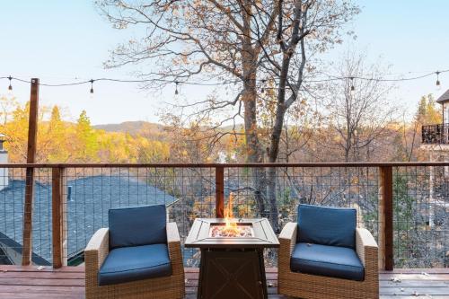 Legacy Lodge by AvantStay Upper-Level Retreat Deck Hot Tub in Lake Arrowhead, USA