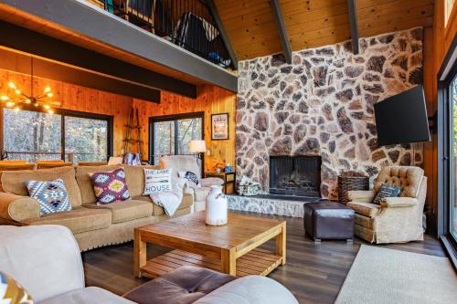 Legacy Lodge by AvantStay Upper-Level Retreat Deck Hot Tub in Lake Arrowhead, USA