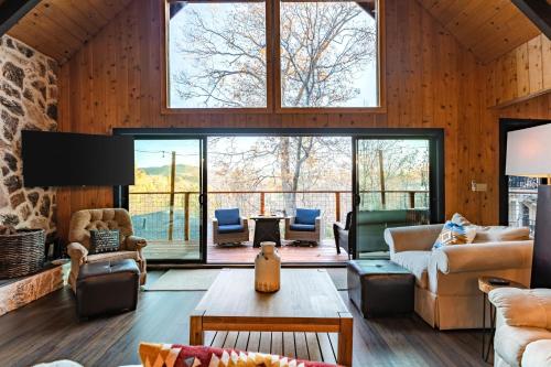 Legacy Lodge by AvantStay Upper-Level Retreat Deck Hot Tub in Lake Arrowhead, USA