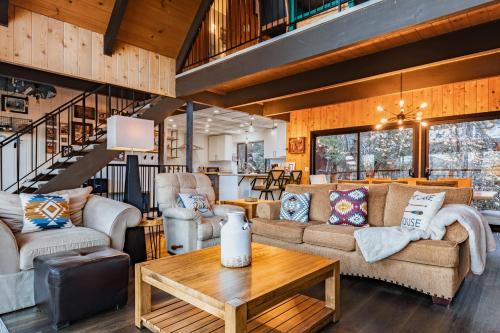 Legacy Lodge by AvantStay Upper-Level Retreat Deck Hot Tub in Lake Arrowhead, USA