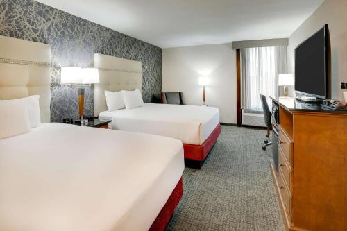 2 queen beds