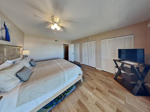 Starboard Light 1 2 Bedrooms Pool Access WiFi Pool Table Sleeps 6 - image 11