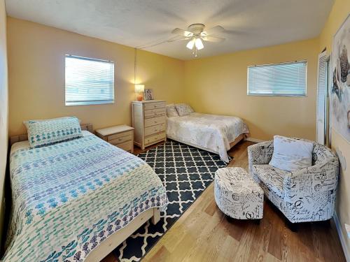Starboard Light 1 2 Bedrooms Pool Access WiFi Pool Table Sleeps 6 - image 12