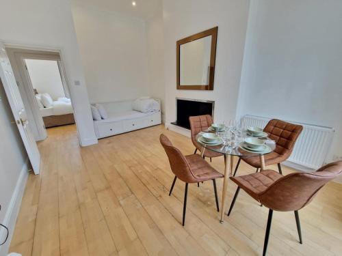 Clarges- Selfridges Deluxe Apartments - image 2
