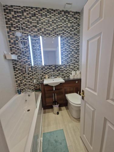 Clarges- Selfridges Deluxe Apartments - image 5