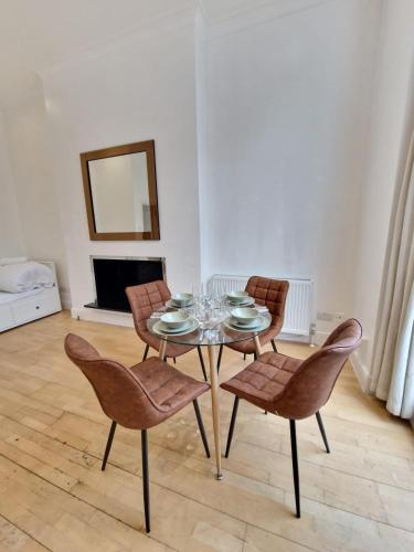 Clarges- Selfridges Deluxe Apartments - image 4