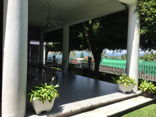 شرفة/ تراس, CASA MORADA 24 Personas alberca climatizada Burgos Cuernavaca in Tres de Mayo