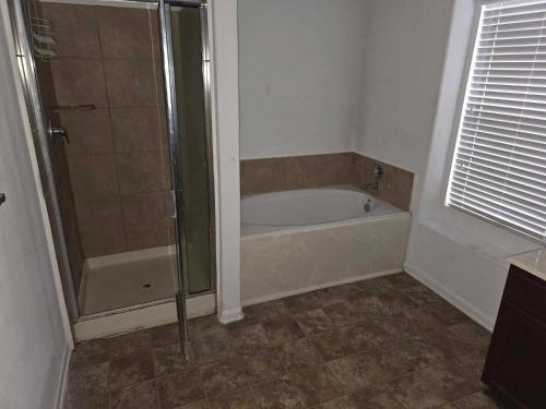 Shower, Perfect for Work or Getaway in Atascocita