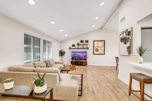 MidCentury Modern Home with Pool 10 Min to Strip Great for Family, Las Vegas (fotografie 6)