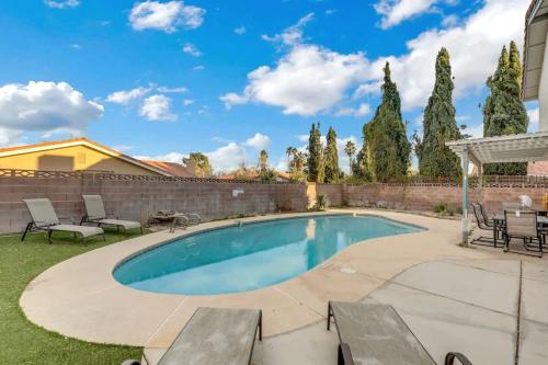 MidCentury Modern Home with Pool 10 Min to Strip Great for Family, Las Vegas (fotografie 10)