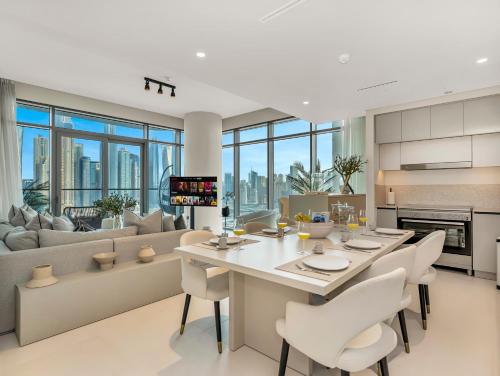 Upscale family friendly 4 bedroom on Private Beach with Amazing Views, Dubaj